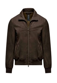 Giubbotto bomber marrone con chiusura a zip, due tasche laterali, polsini a coste e una texture liscia. Presenta un design del collo classico.