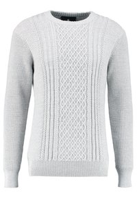 Ljust grå stickad tröja med kabel- och ribbmönster, rund halsringning och långa ärmar.