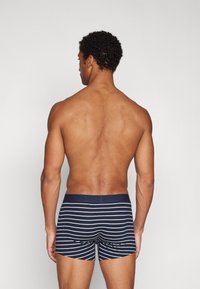 Marinrandiga boxershorts i mjuk bomull med en kontrasterande midja, som har horisontella vita ränder för en klassisk stil.