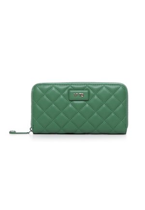Portefeuille vert matelassé avec une finition lisse, présentant une plaque logo dorée et une fermeture à glissière, de forme rectangulaire et avec un motif texturé.