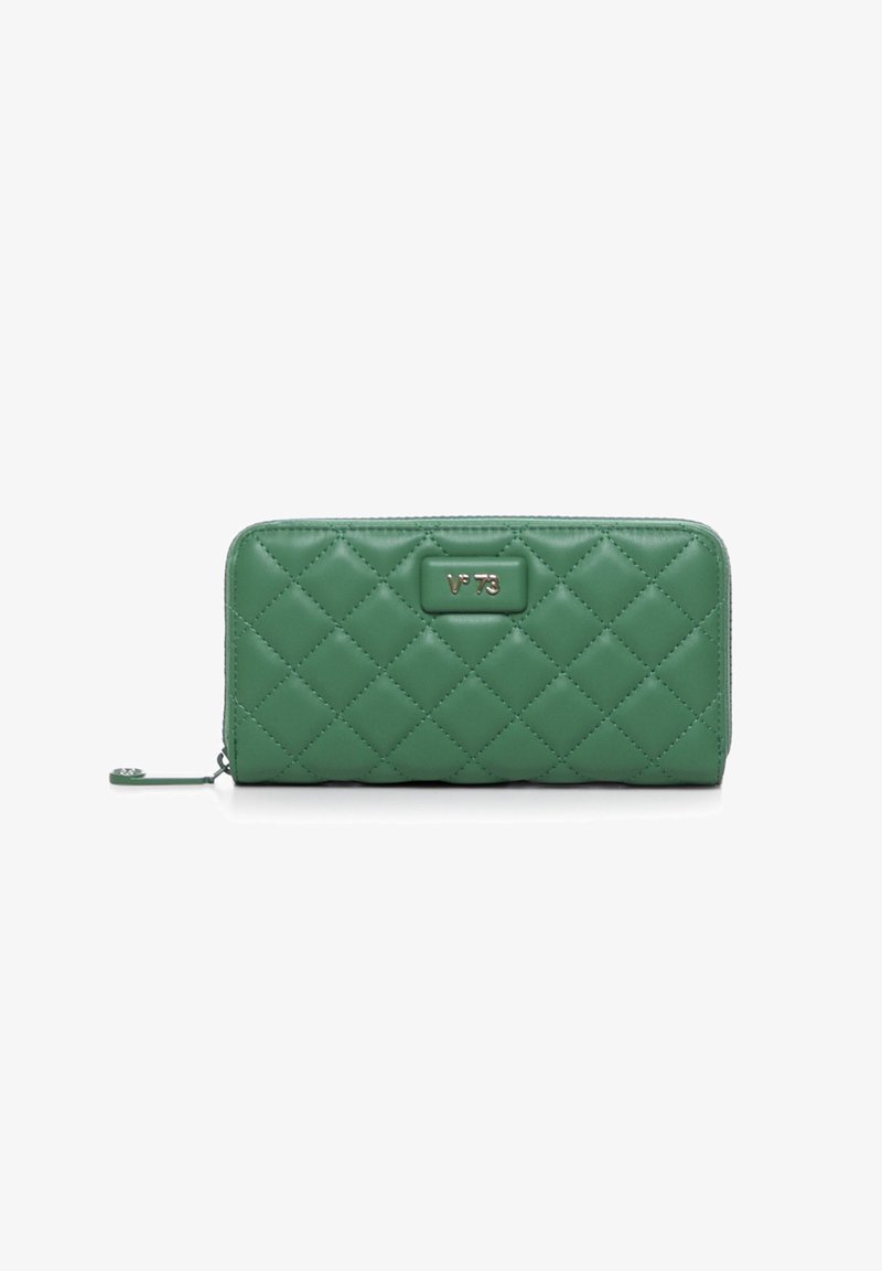 Cartera acolchada verde con un acabado suave, que presenta una placa de logo en tono dorado y cierre de cremallera, forma rectangular y patrón texturizado.