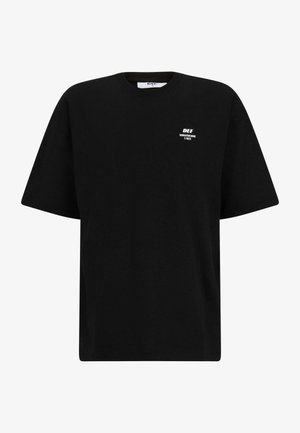 Zwarte katoenen T-shirt met een relaxte pasvorm. Heeft korte mouwen en een witte bedrukte logo op de linkerbovenkant, minimalistisch ontwerp.