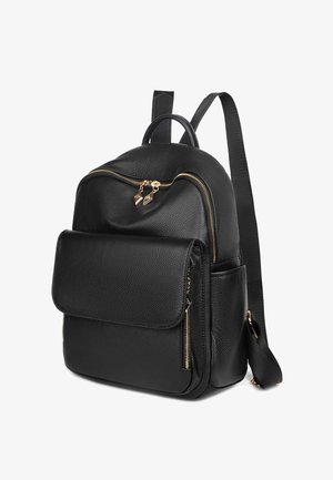Czarny skórzany plecak z teksturowaną powierzchnią, złotymi zamkami, jedną przednią kieszenią i regulowanymi ramiączkami. Okrągły kształt z kontrastowym okuciem.