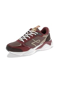 Sneaker atletico da uomo con tomaia in rete color bordeaux, dettagli beige, lacci bianchi e una suola testurizzata con design sagomato.