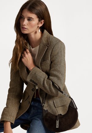 Bruine visgraatblazer, lichtgewicht stof, getailleerd ontwerp. Donkerbruine ronde schoudertas van suede met leren accenten en zilveren hardware.