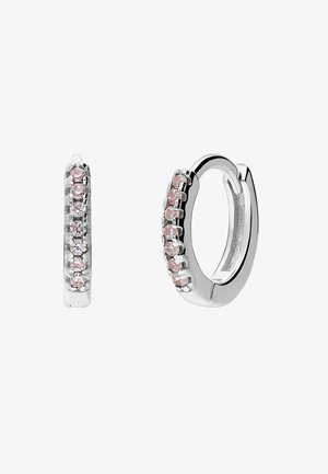 Boucles d'oreilles à anneau en argent avec sept petites pierres précieuses roses rondes alignées sur la surface avant, une fermée, l'autre ouverte.