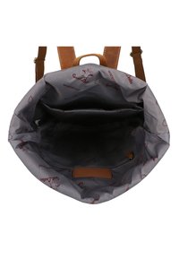 Interiér šedého batohu s dvoma vreckami, vodoodolná podšívka so červenými logami. Hnedé kožené akcenty a popruhy pre zvýšenie odolnosti.