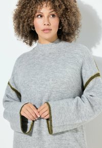 Szary dziany sweter o wysokim dekolcie, z prążkowanymi mankietami i oliwkowo-zielonymi akcentami na rękawach. Miękka tekstura, luźny krój.