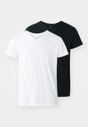 To korte ermene V-hals t-skjorter: en hvit og en svart. Myk bomullsvev med en lett glans. Minimalistisk design med små logo-detajer.
