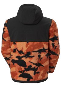 Hooded jacket met een oranje en zwart camouflagepatroon, met een gestructureerd fuzzy lichaam en een glad bovenpaneel in het zwart.
