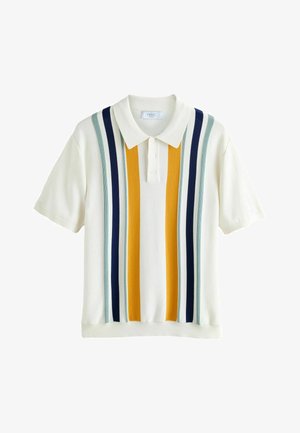 Kermainen lyhythihainen poolopaita, jossa on kaulus ja joka on koristeltu pystysuorilla sinapinkeltaisilla, tummansinisen ja vaalean sinivihreän raidoilla edessä.