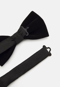 Schwarze Samtfliege mit satinierter Bandschnalle, mit strukturiertem Finish und einem eleganten Verschluss für eine verstellbare Passform.