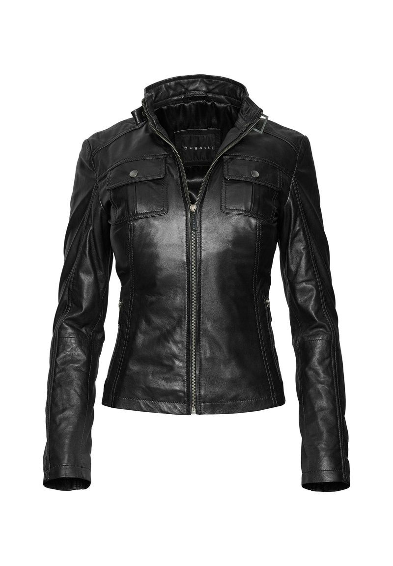 Zwart leren jack met ritssluiting, hoge kraag en twee voorzakken. Heeft een gladde textuur en een aansluitend ontwerp. Accentuerende stiknaden zichtbaar.