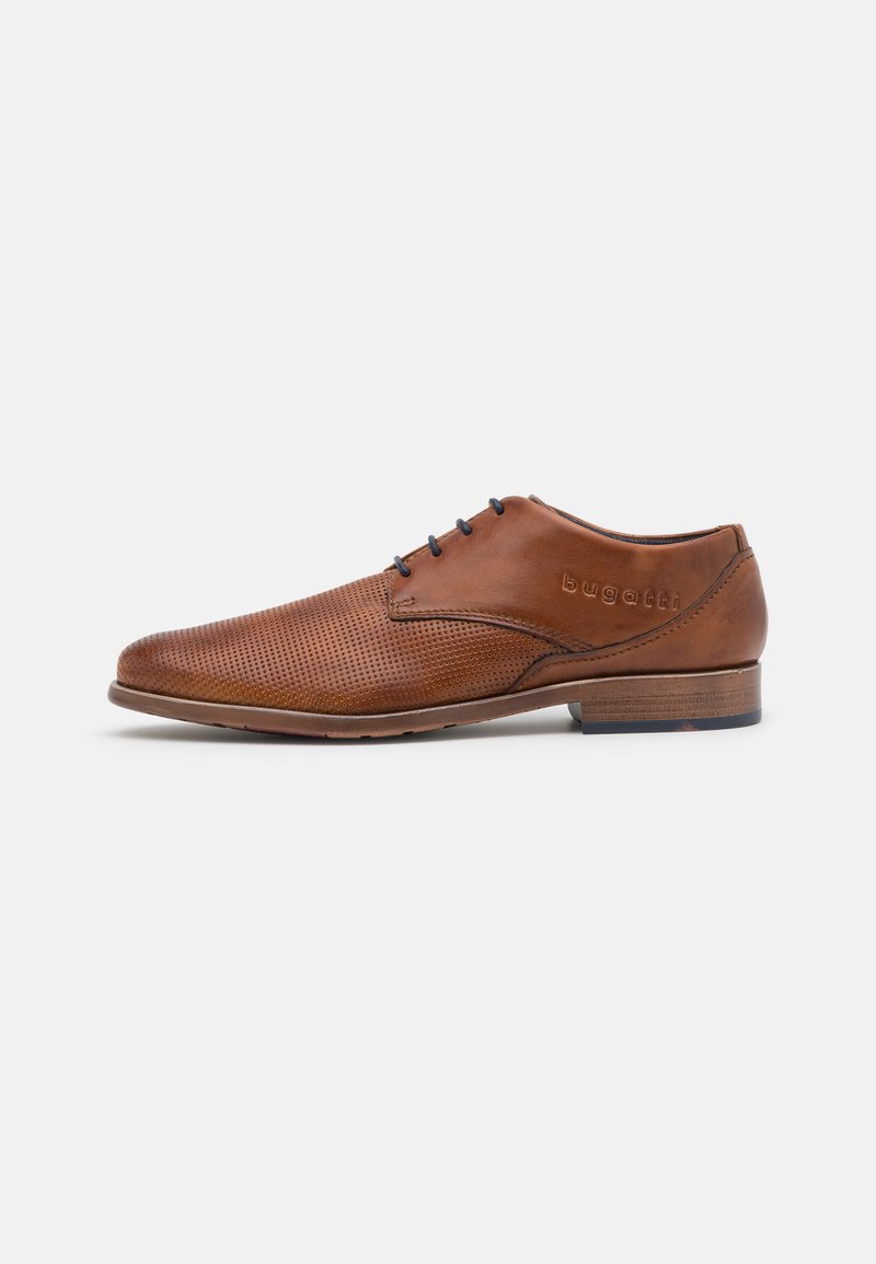 Braune Leder Schnürschuhe mit durchbrochenem Design, leicht spitz zulaufender Zehenpartie und kontrastierenden dunkelblauen Schnürsenkeln; verfügen über eine strukturierte Oberfläche und einen gestapelten Absatz.