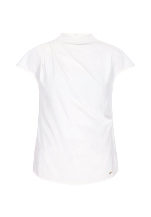 Blusa bianca a maniche corte con collo alto finto, dettaglio frontale leggermente drappeggiato e piccolo marchio vicino all'orlo su uno sfondo semplice.