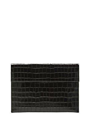 Pochette rectangulaire noire avec texture peau de crocodile et fermeture à rabat sur fond blanc.