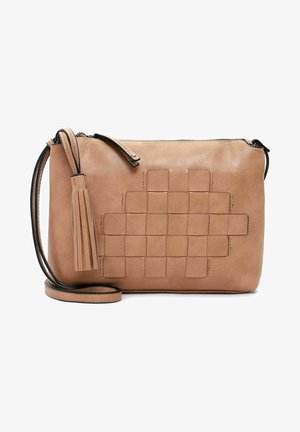 Bolso bandolera de cuero color coñac con patrón cuadriculado tejido, correa larga, detalle de borla y cierre de cremallera.