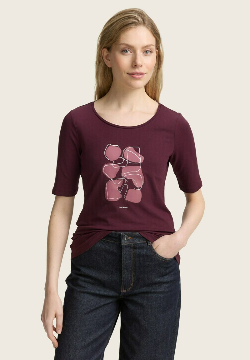 Burgunderfarbendes T-Shirt mit rundem Ausschnitt und kurzen Ärmeln, das ein grafisches Design aus abstrakten Formen in Pink und Weiß zeigt.