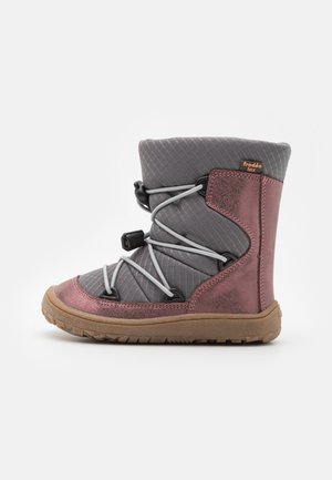 Bottine d'hiver enfant avec dessus en tissu gris, accents métalliques roses, lacets élastiques bungee et semelle en caoutchouc marron.