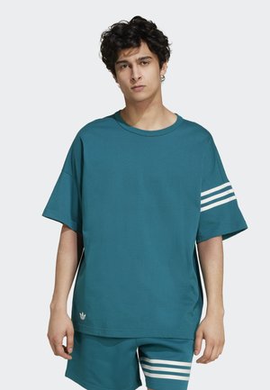 T-shirt in cotone color teal con maniche corte. Presenta tre strisce bianche sulla manica sinistra e un piccolo logo all'orlo inferiore sinistro.