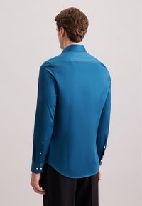 Turquoise lange mouwen shirt met een klassieke kraag, een gladde textuur, knoopmanchetten en een afgeronde zoom, weergegeven vanaf de achterkant.