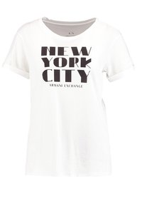 Camiseta de algodón blanca con escote en V, mangas cortas y texto negro en negrita que dice "NUEVA YORK" y "ARMANI EXCHANGE" en la parte frontal.