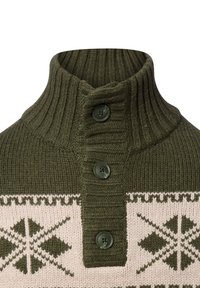 Pull en tricot vert avec un col haut à côtes, trois boutons noirs et une bande crème à motifs comportant des designs géométriques.