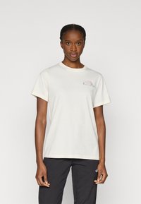 Κοντομάνικο βαμβακερό t-shirt σε εκρού χρώμα με στρογγυλή λαιμόκοψη και μικρό λογότυπο σε ροζ στο αριστερό μέρος του στήθους. Απλή, άνετη εφαρμογή.