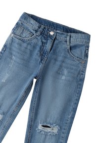 Jeans de mezclilla en un tono azul claro con una cintura alta, cinco bolsillos y detalles desgastados con bordes deshilachados en la rodilla.
