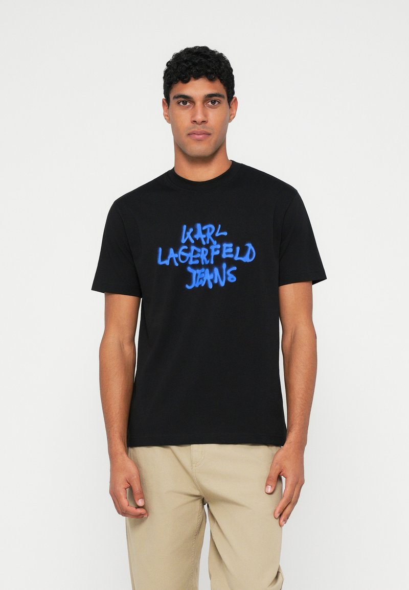 Juodas marškinėliai su mėlynu grafiniu tekstu „Karl Lagerfeld Jeans“. Pagaminti iš medvilnės, su trumpomis rankovėmis ir apvalia iškirpte.