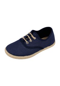 Zapatilla de lona azul marino con textura tejida, puntera redonda y suela estilo yute. Presenta tres ojetes con cordones de fibra natural y un perfil bajo.