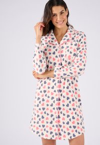 Accappatoio in pile con chiusura a bottoni, caratterizzato da un motivo a cuori rosa e blu su sfondo crema. Collo notevole e tasca applicata.