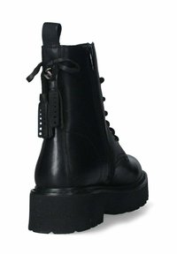 Czarne skórzane botki sięgające kostki z masywną podeszwą, sznurowanym przodem i zapięciem na zamek. Posiadają pętelkę do zakładania oraz teksturowane akcenty po bokach.