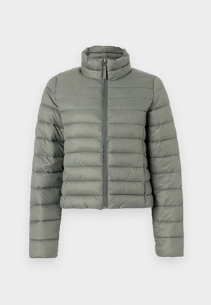 Bunda s puffrom v tlmenej zelenej farbe, s vysokým golierom, zipsovým zapínaním a horizontálnym prešívaním pre izoláciu. Krátky, priliehavý strih.