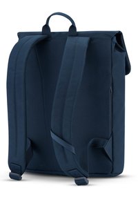 Tengerészkék hátizsák, roll-top kialakítással, párnázott vállpántokkal és fülellel; tartós anyagból készült, letisztult, minimalista megjelenéssel.