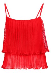 Haut à bretelles plissé rouge avec des bretelles fines, présentant un design en couches et un tissu léger et texturé.