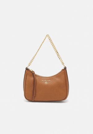 Brązowa skórzana torebka o fakturowanej powierzchni, z złotym łańcuszkiem, zamkiem błyskawicznym oraz logo "Michael Kors" w złotych literach na przodzie.