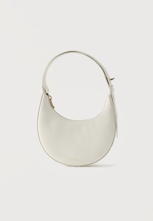 Sac à main en cuir crème de forme croissant avec une seule sangle réglable et une fermeture éclair dorée, présenté sur un fond uni.