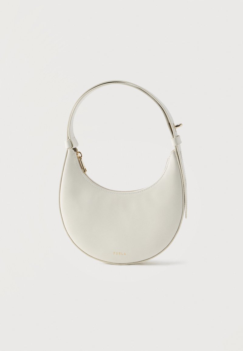 Κρεμ δερμάτινη τσάντα χειρός σε σχήμα ημισελήνου με έναν ρυθμιζόμενο ιμάντα και χρυσό φερμουάρ, εμφανίζεται μπροστά από απλό φόντο.