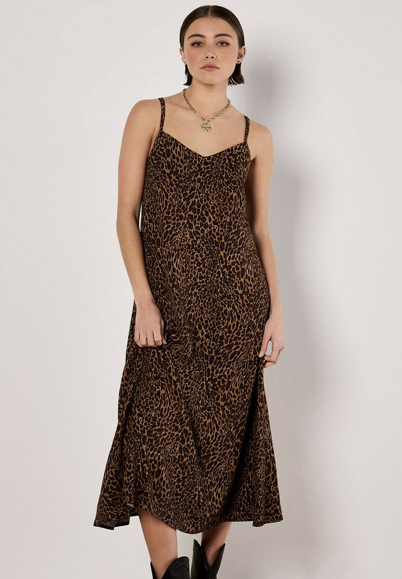 Robe midi à imprimé léopard en tissu léger. Caractéristiques des bretelles fines, un décolleté en V et une silhouette fluide qui tombe jusqu'aux mi-mollets.