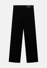 Mustat suoralahkeiset farkut vyölenkeillä ja kahdella takataskulla, esitetty tasaisena takaa valkoisella taustalla.