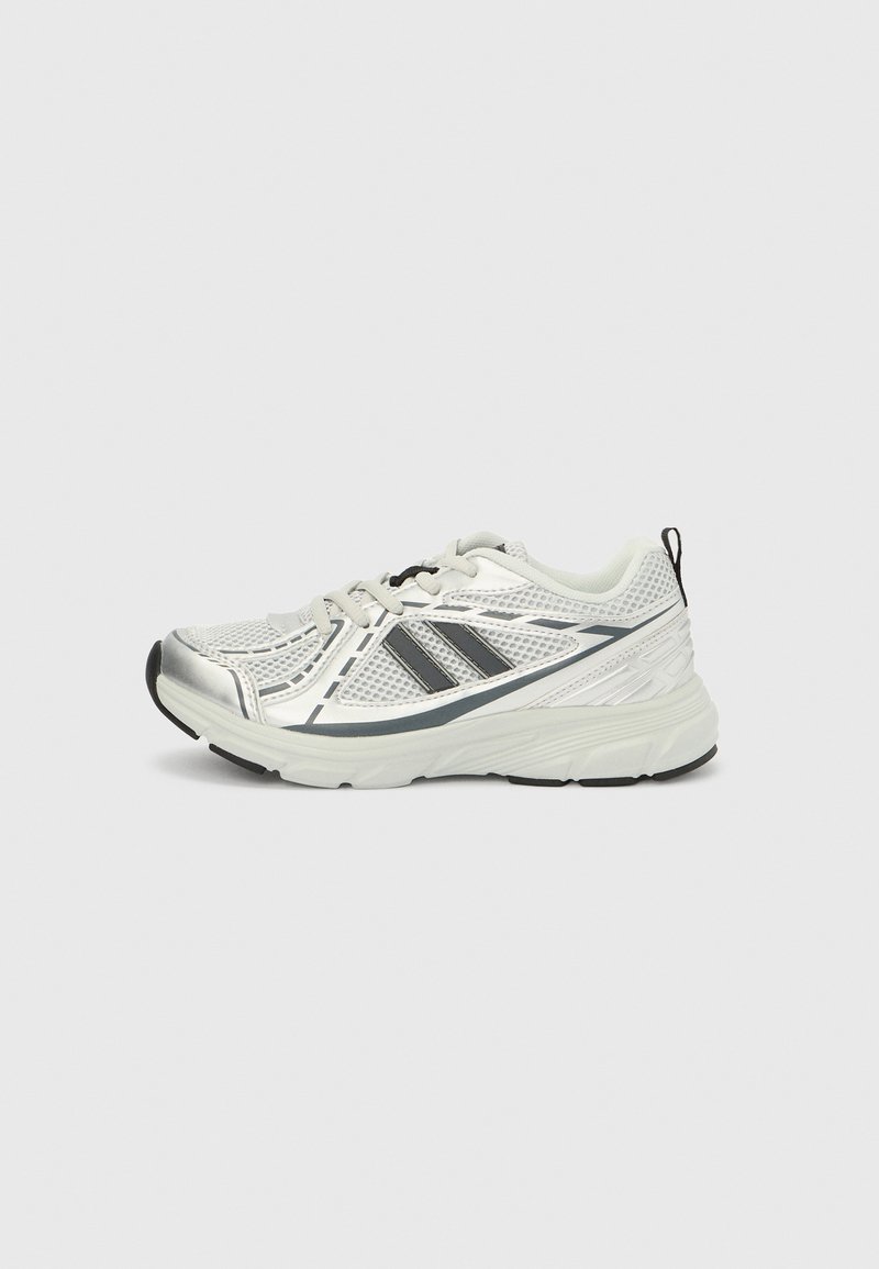 Hvit sportsko med øvre del i mesh, svarte detaljer og refleksdetaljer. Har en polstret såle og snøring.