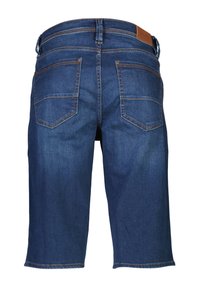 Pantalones cortos de mezclilla en azul oscuro con un corte recto, que cuentan con bolsillos traseros y una etiqueta de cuero en la cinturilla. La tela tiene una textura suave.