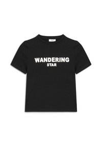 Zwarte katoenen t-shirt met korte mouwen, met de tekst "WANDERING STAR" in vetgedrukte witte letters op de voorkant. Klassieke ronde hals.