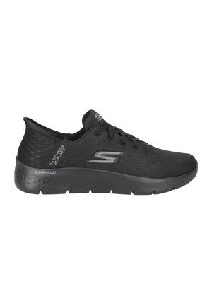 Zapatilla deportiva negra hecha de tejido de malla con acentos texturizados, punta redonda, diseño de cordones y suela de goma gruesa que presenta la marca "GOWALK".