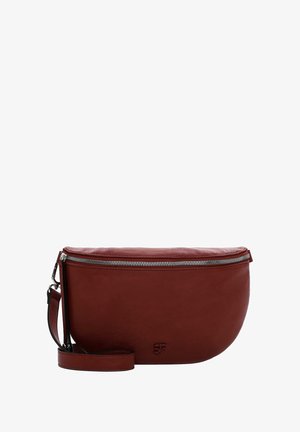 Rote Leder-Umhängetasche mit abgerundetem Design, silbernem Reißverschluss und verstellbarem Trageriemen. Prägiertes Logo auf der Vorderseite.