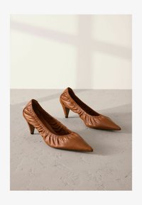Valitud, tan brown