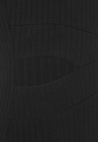 Tissu noir à côtes avec une section découpée ; texture lisse avec des lignes verticales et une finition douce. Design simple.