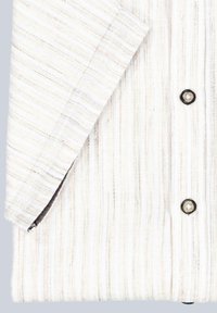 Leichte, gestreifte Knopfleiste aus Creme mit dezenten blauen und beigen Linien. Verfügt über schwarze Knöpfe und hochgerollte Ärmel für Details.