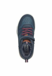 Baskets bleu foncé avec lacets rouges et accents en beige. Présente un col rembourré, un bout perforé et une semelle en caoutchouc blanche. Fermeture à bande réglable.